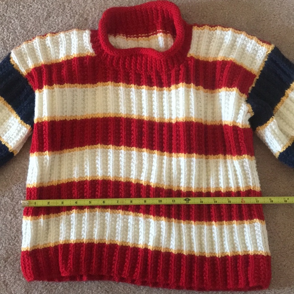 WOMANS COLOURFUL SWEATER.